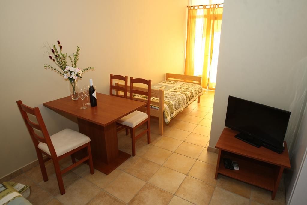 Sea View Apartments Nina Vrsi Bilik gambar
