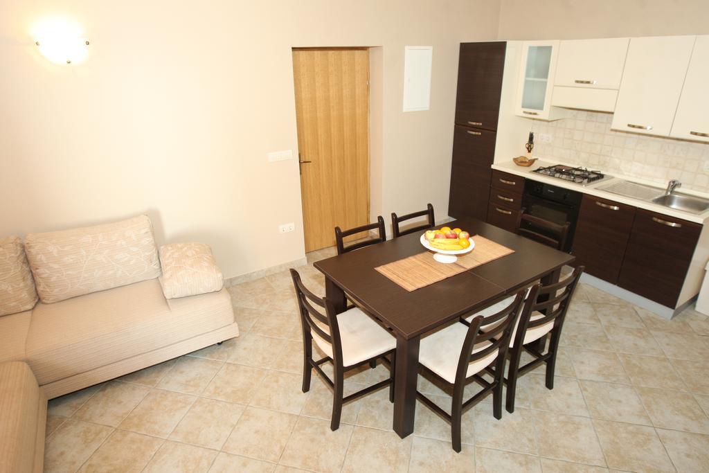 Sea View Apartments Nina Vrsi Bilik gambar